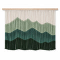 Wandteppich 100 x 90 cm aus Textilfasern und Holz in Grün mit Bergmotiv